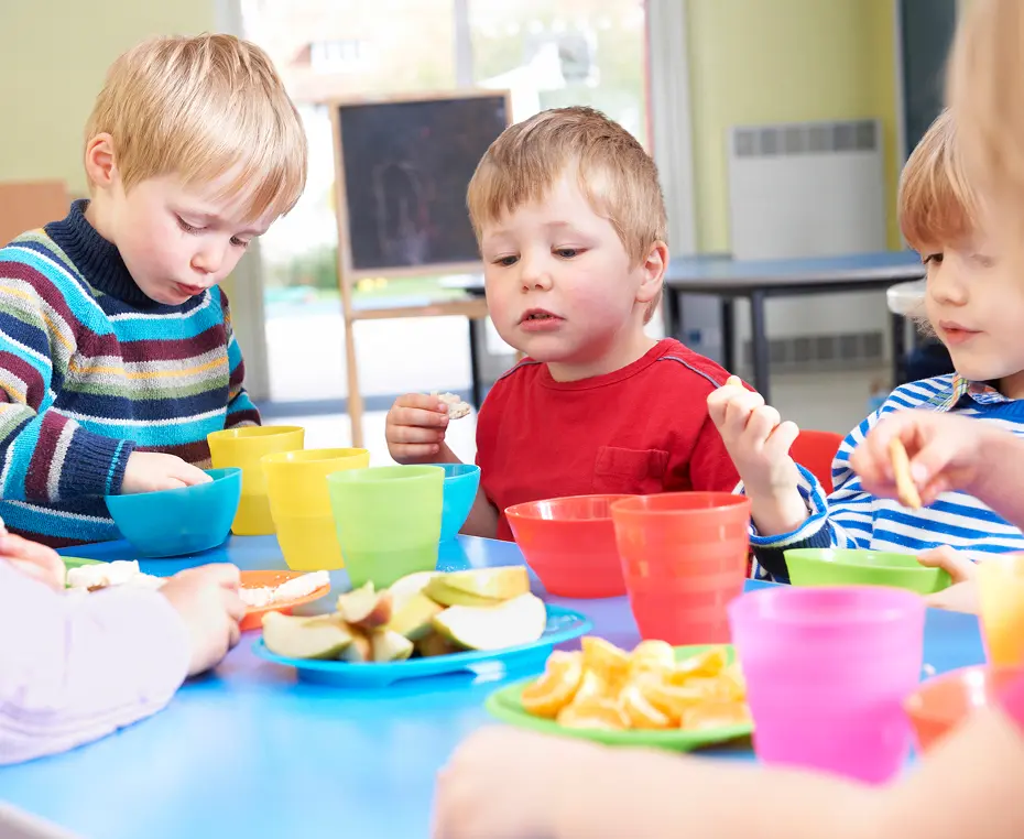 Children eating snacks at daycare table